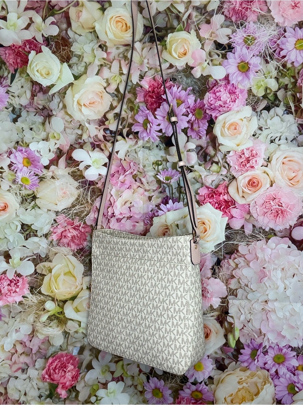 Michael Kors Cream Logo Crossbody Bag with Pale Pink Strap Trim - Picture 2 of 5